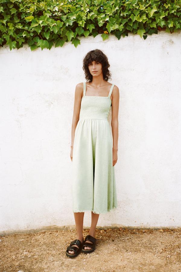 Vestido verde empolvado de tirantes con nido de abeja de las rebajas de Zara (12,99 euros).
