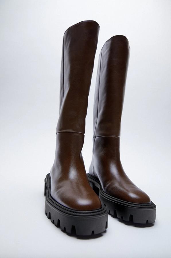 Estas botas planas altas de Zara vienen con corte de piel con detalle de costuras, suela track y punta redonda. De 99,95 euros han pasado a 59,99 euros y están disponibles entre los números 35 y 42.