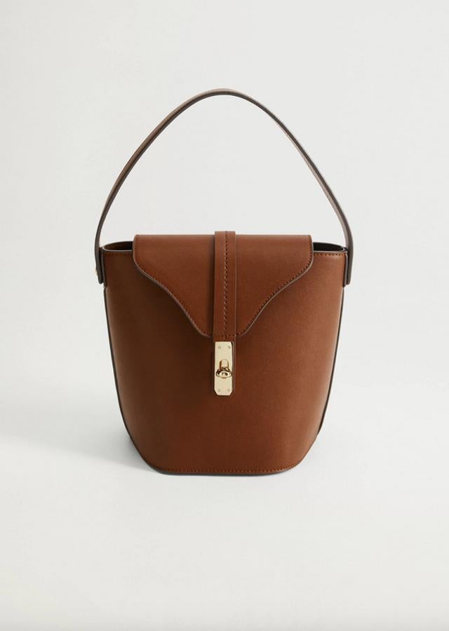 De tamaño mediano, con asa de hombro y asa larga, este bolso rígido de Mango con cierre de clip en dorado está rebajado y de 25,99 euros ha pasado a costar 15,99 euros.