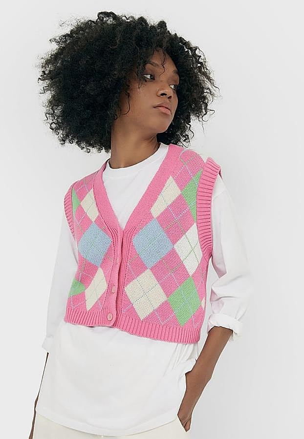 Disponible en verde, en malva o en rosa con rombos combinados a contraste, este chaleco crop con cierre abotonado en el frontal a tono, cuello de pico y manga sisa y bajo acanalado tiene un precio de 19,99 euros y está disponible entre las tallas XS y XL.