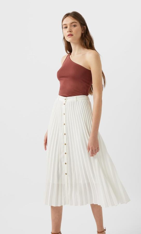 En color crudo, con cierre mediante botonadura frontal a contraste y elástico en la cintura, esta falda plisada de Stradivarius tiene un precio de 19,99 euros y solo queda en la talla L.