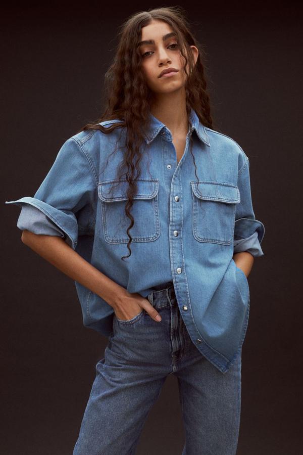 Camisa vaquera con bolsillos delanteros de la nueva colección de H&M (24,99 euros)