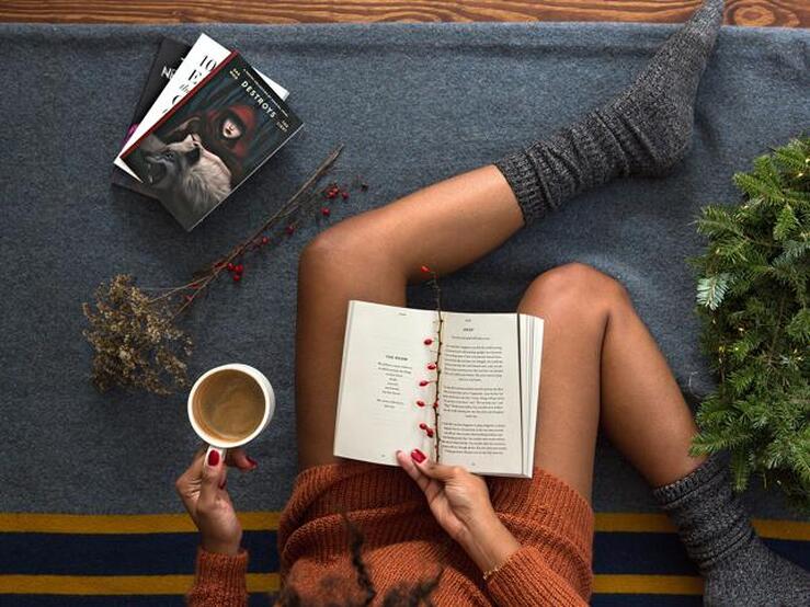 Fotos: 10 libros que enganchan para un maratón de sofá y lectura durante un fin de semana de frío invierno