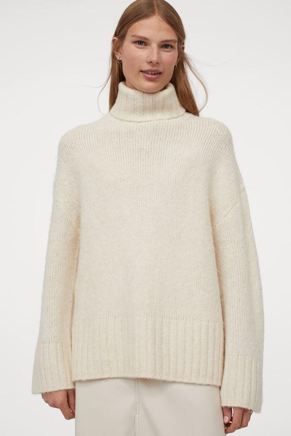 Jersey de punto suave con lana, cuello alto y hombros ligeramente caídos. Rebajado de 29,99 a 15,99 euros.