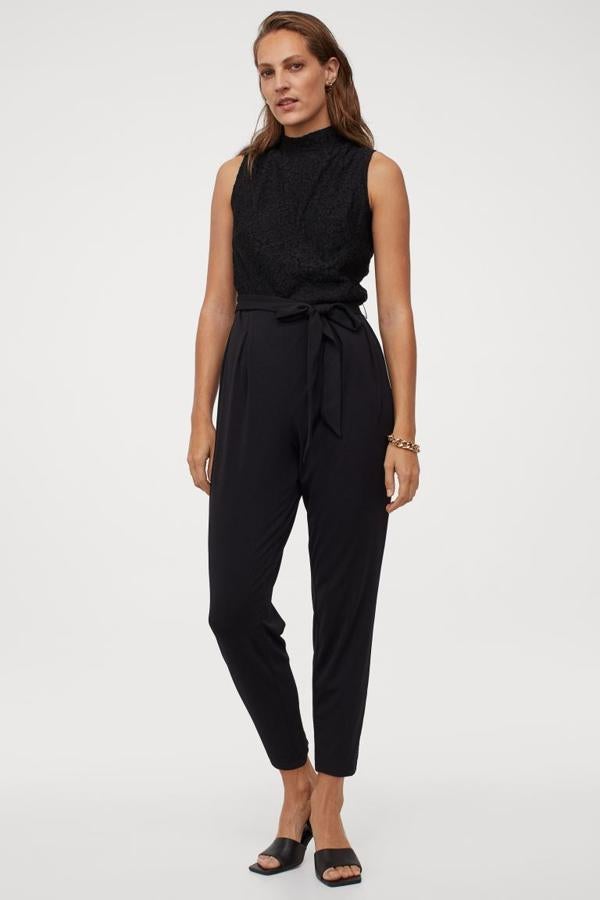 Mono largo negro sin mangas en punto de crepé con cuerpo de encaje. Rebajado de 39,99 a 15,99 euros.