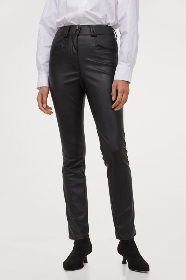 Pantalones tobilleros negros en piel sintética con perneras ajustadas y de talle alto. Rebajados de 24,99 a 14,99 euros.