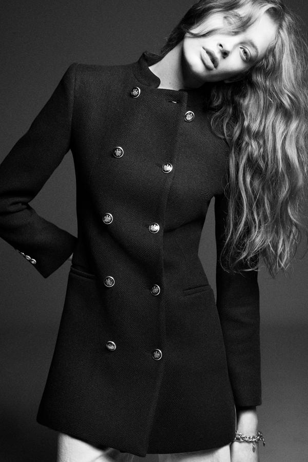 Americana azul marino con lana y doble botonadura de estilo militar de la nueva colección de Zara (49,99 euros)