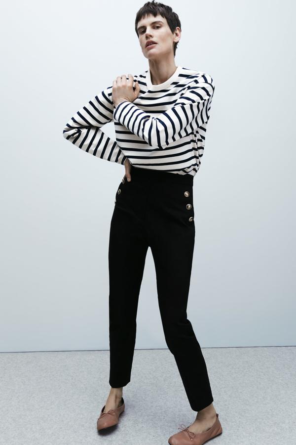 Pantalón negro con doble botonadura y corte pitillo de la nueva temporada de Zara (23,99 euros)