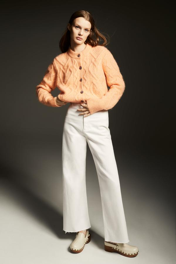 Chaqueta de punto en color melocotón con botones joya de la nueva colección de Zara (29,99 euros)