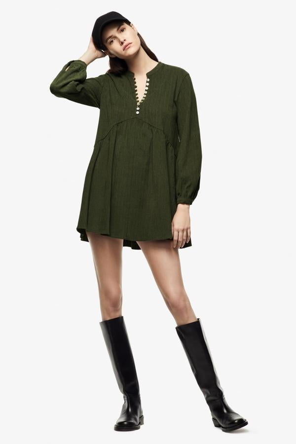 Vestido corto de pana en color verde oliva de la nueva colección de Zara (29,99 euros)