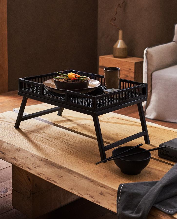 En color negro, esta bandeja con patas de bambú y madera es perfecta para desayunar en la cama o comer en el sofá y tiene un precio de 39,99 euros.