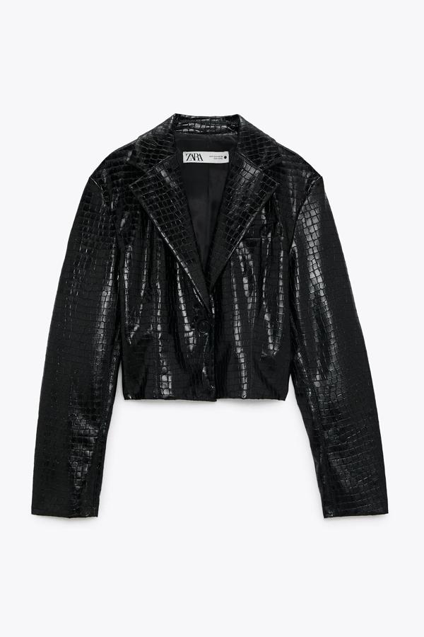 Esta blazer corta con cuello solapa forma parte de la colección de edición limitada de Zara. Con cierre frontal con botón y efecto coco, tiene un precio rebajado de 39,99 euros.