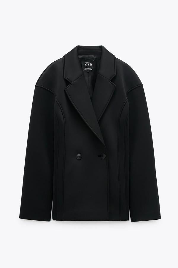 Esta blazer entallada en tejido de efecto neopreno de color negro cuenta con cierre frontal mediante botones y tiene un precio rebajado de 25,99 euros.