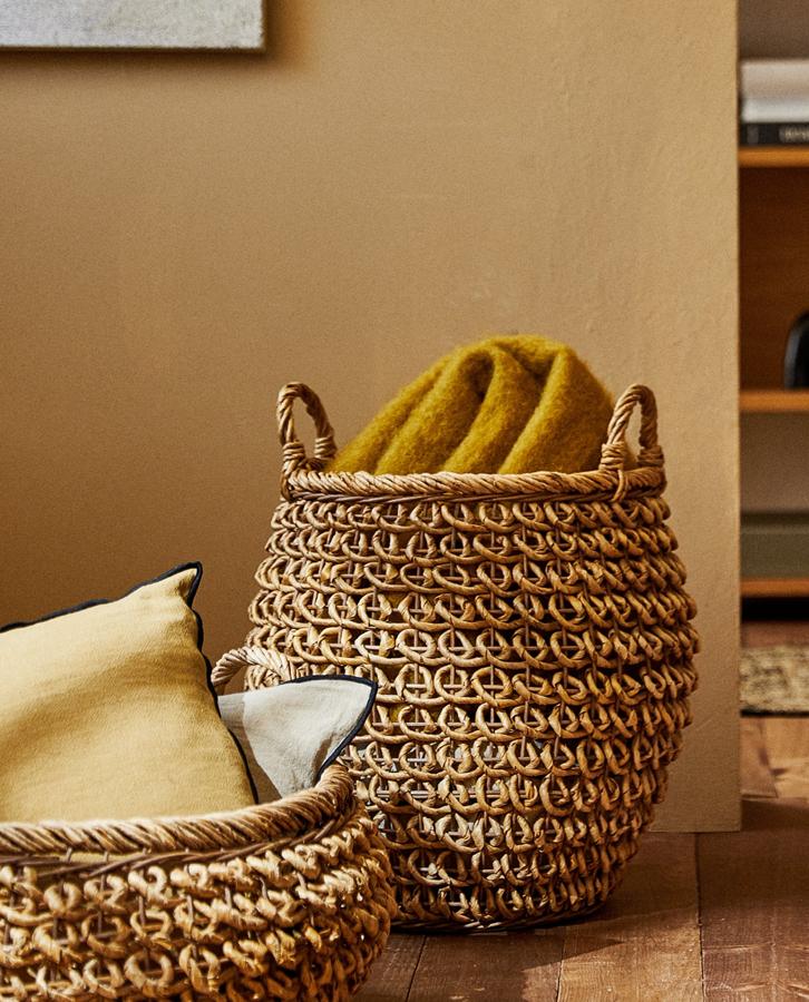 Con tejido trenzado de hoja de banano, esta cesta alta con asas tiene unas medidas de 45x57x45 centímetros y un precio de 39,99 euros.