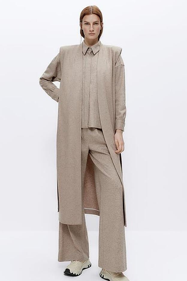 Este chaleco largo con aberturas en los laterales será el protagonista de muchos de tus looks esta temporada.