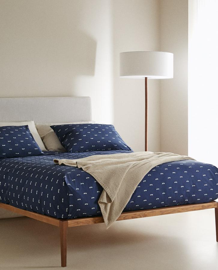 En color azul marino con estampado de libélulas en color blanco esta funda nórdica está confeccionada en algodón percal de 100 hilos y cuenta cierre mediante botones ocultos en la parte inferior. Dependiendo del tamaño, el precio va desde los 39,99 euros a los 59,99 euros.