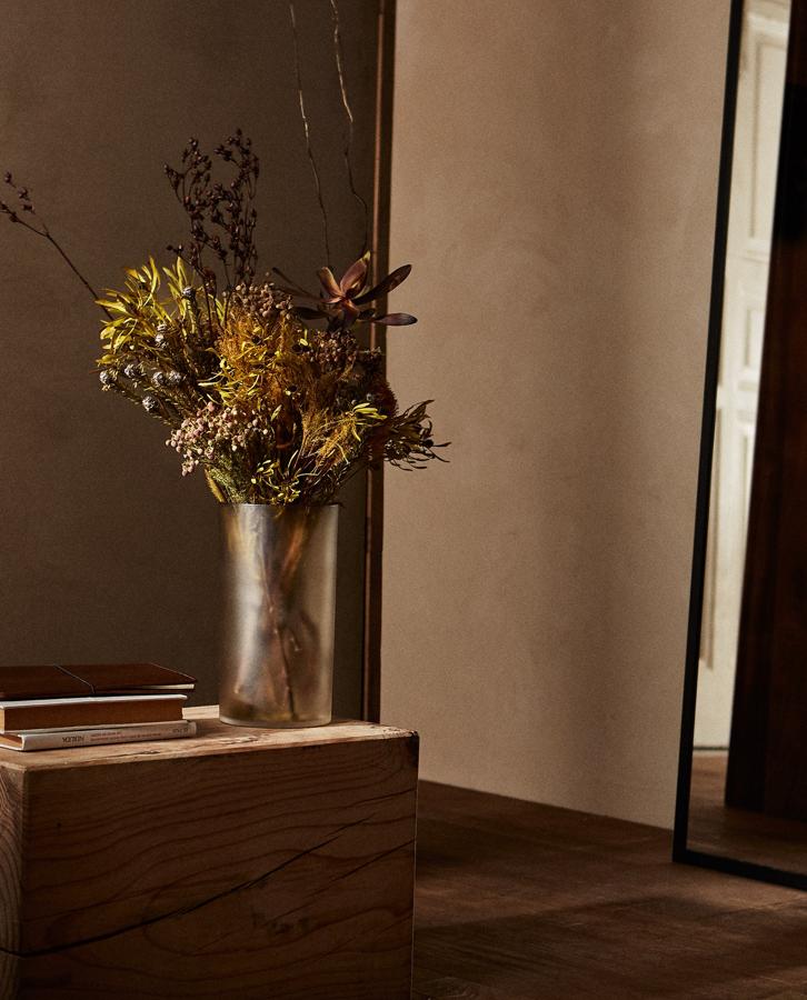 En vidrio con efecto esmerilado, este jarrón de 13x23x13 centímetros tiene un precio de 29,99 euros.