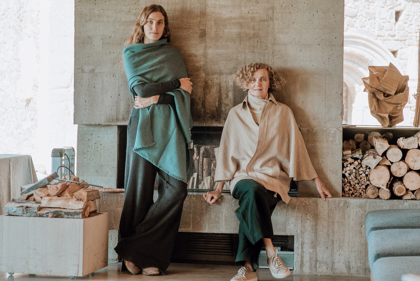 Ábbatte: Cristina de la Guardia, fundadora de la Asociación de Artesanía Contemporánea (SACo), es el alma de esta firma de textiles hechos a mano en la abadía cisterciense de Santa María de la Sierra, donde cultivan plantas tintóreas e imparten cursos. (abbatte.com).