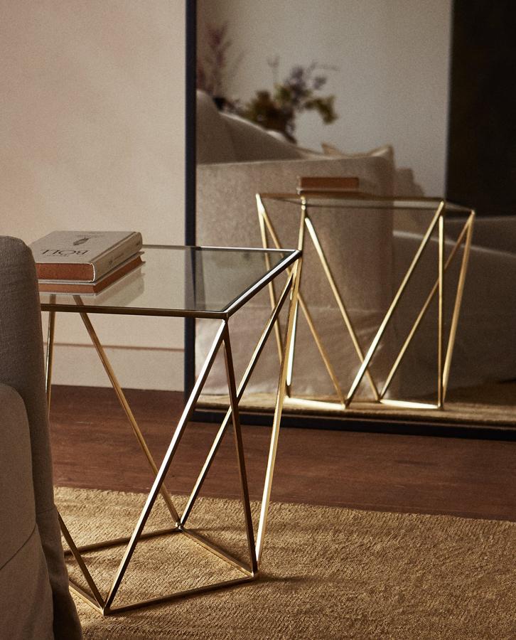 Con una estructura geométrica de hierro y una superficie de vidrio, esta mesa tiene unas medidas de 40x45x40 centímetros y un precio de 129 euros.