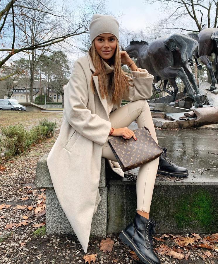 Angelilna Liliene optó por unos pitillo en color crema que combinó en un look monoolor y botines negros