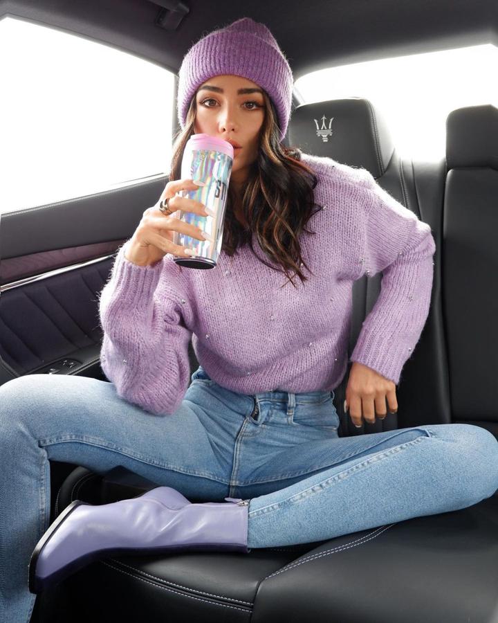 Diletta Amenta conjuntó el lila, el color del 2020, en unos botines y jersey con unos vaqueros pitillo.