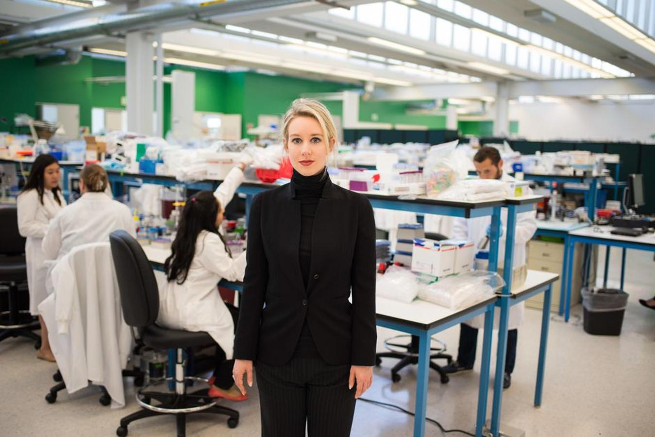 La historia de Elizabeth Holmes era el relato mítico perfecto de los emprendedores de Silicon Valley. En 2004, Holmes lanzó Theranos, una empresa que aseguraba que iba a cambiar la industria médica empezando por un método revolucionario para analizar sangre. Poco más de una década después, la empresaria se enfrentó a la bancarrota y a una acusación de fraude.
