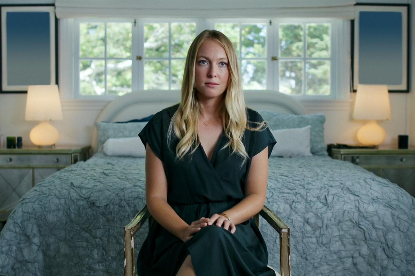 HBO estrenó en 2020 El juramento, una serie de no ficción de 10 capítulos sobre la secta NXIVM creada por Keith Raniere, un antiguo 'emprendedor' experto en estafas piramidales. Pero en esta ocasión te recomendamos Seduced: Inside the NXIVM cult, la historia, contada en cuatro episodios, de India Oxenberg, una de las mujeres que fueron captadas en NXIVM.Oxenberg es hija de Catherine Oxenberg, actriz famosa por su papel en Dinastía, y nieta de Isabel de Yugoslavia. India pasó casi toda su veintena absorbida por Raniere, y aporta la visión de víctima (y victimaria, ella también captó a otras mujeres) y superviviente de una experiencia traumática.