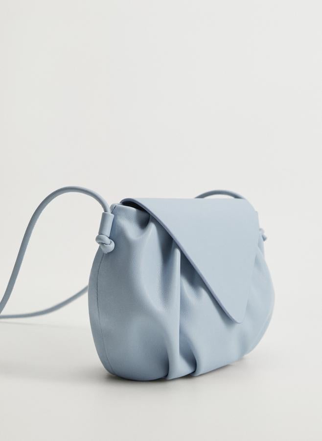 Con detalle fruncido y en color azul celeste, este bolso tipo sobra con asa larga bandolera cuenta con forro interior y cierre de clip metálico. Tiene un precio rebajado de 9,99 euros.