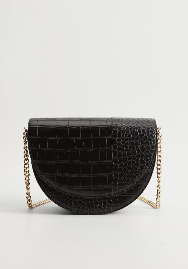 Disponible en varios colores, este bolso negro de efecto cocodrilo cuenta con un asa larga de cadena y solapa redondeada. Ahora tiene un precio de 9,99 euros.