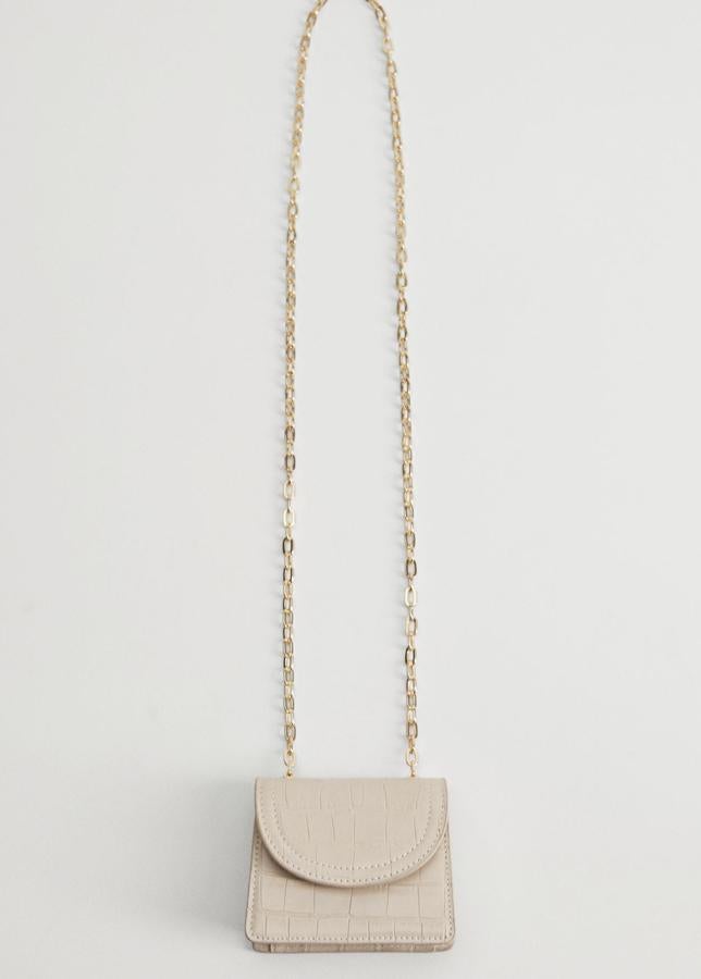 Disponible en blanco roto, negro, verde o marrón, este bolso pequeño de efecto piel cuenta con asa larga de cadena y un precio de 9,99 euros.