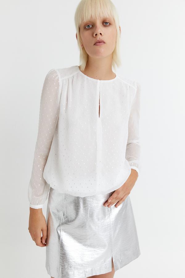 Esta blusa embolsada de color blanco con detalles en plumeti tiene un precio rebajado de 15,99 euros.