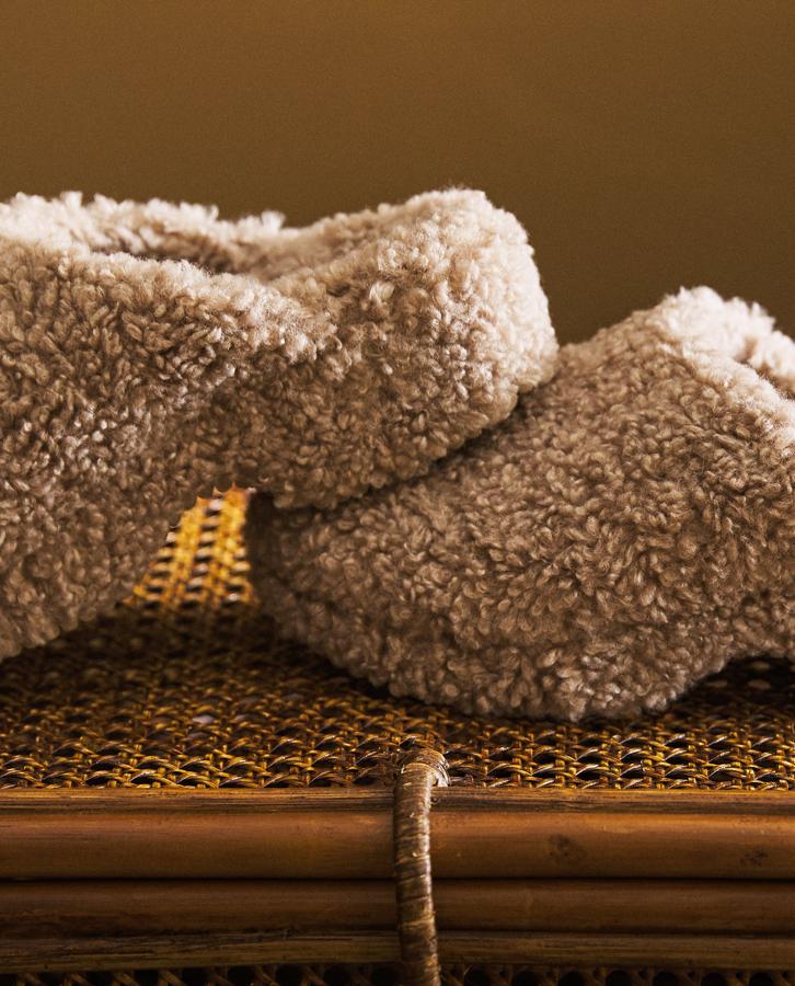 Estos calentitos zuecos de Zara Home están rebajados de 35.99 a 19.99 euros.