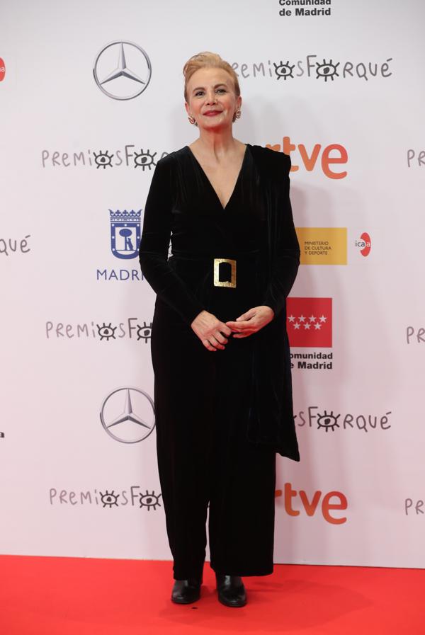 La actriz Elena Irureta con un mono negro.