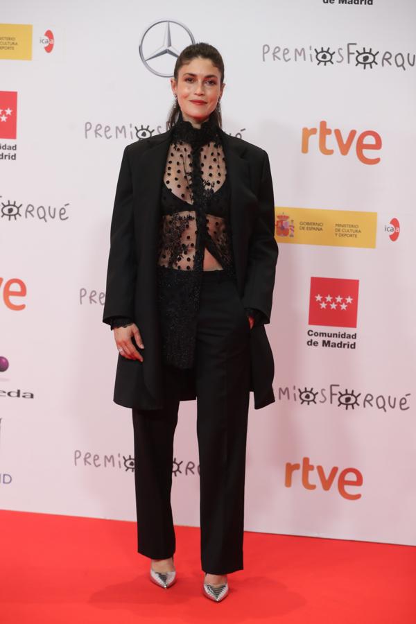 La actriz Nerea Barros con un traje negro.