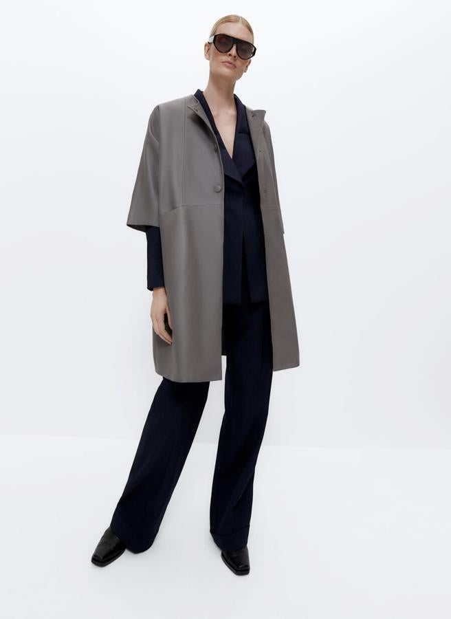 Con cuello redondo y cierre de snaps forrados de piel, este abrigo de manga japonesa en color gris viene con forro interior y bolsillos laterales. Cuesta 279 euros y solo se ha lanzado en la talla M.
