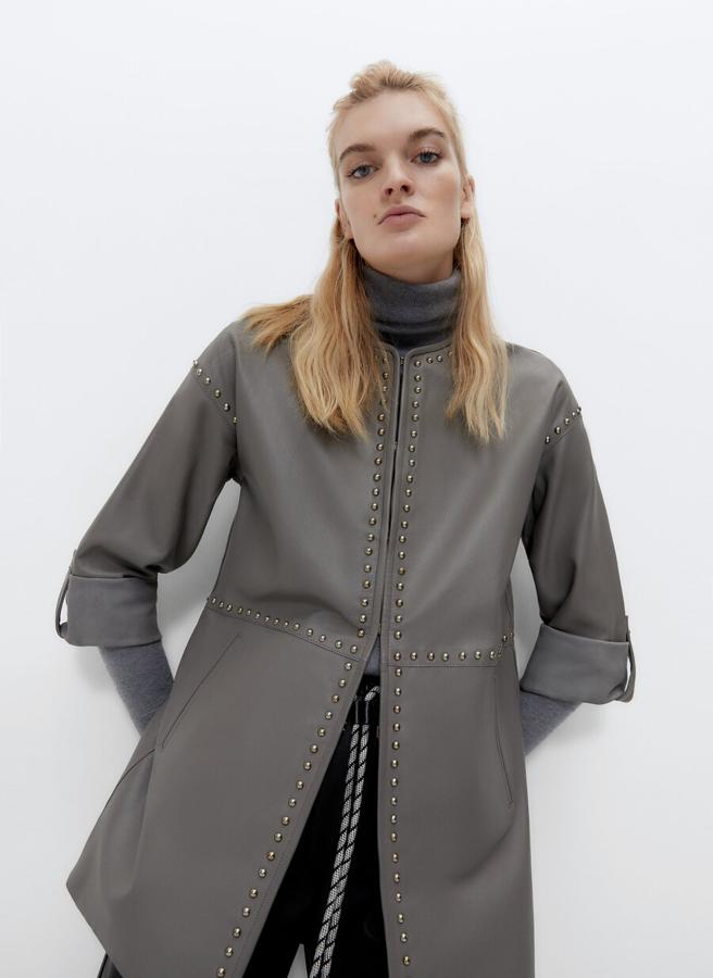 Esta sobrecamisa en color gris confeccionada en piel de alta calidad, con cuello redondo, cierre de ganchos ocultos y decoración de tachas en costura viene con bolsillos frontales y podemos encontrarla entre las tallas S y XL por 259 euros.