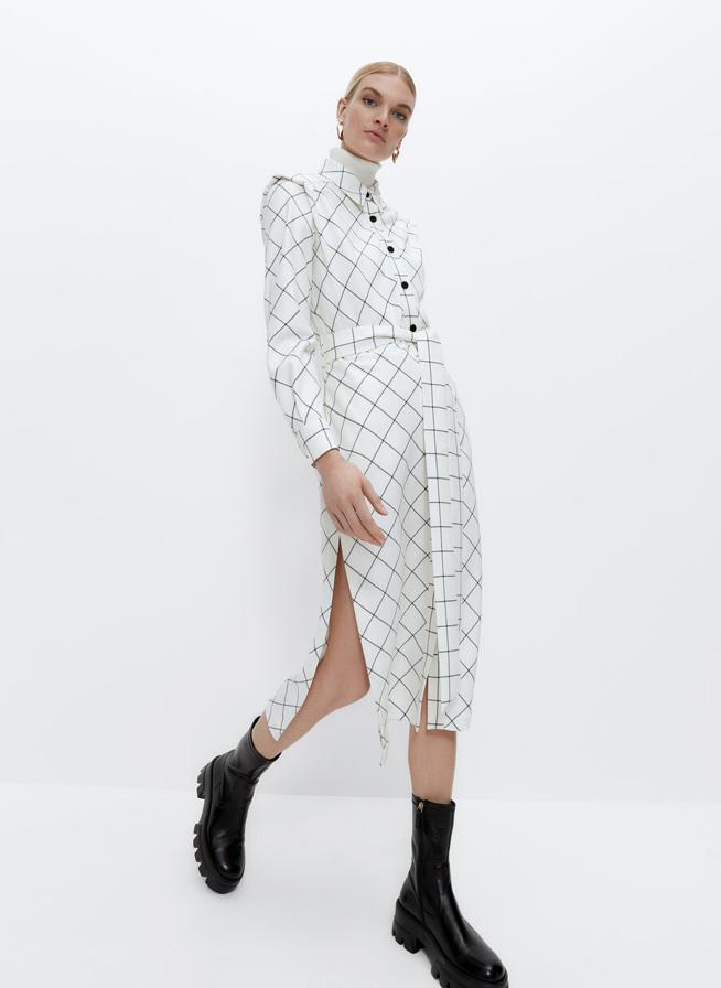 En color blanco con estampado de ratas, este vestido camisero midi con aberturas laterales, hombreras y cinturón extraíble a tono está disponible en las tallas S, M y L y cuesta 129 euros.