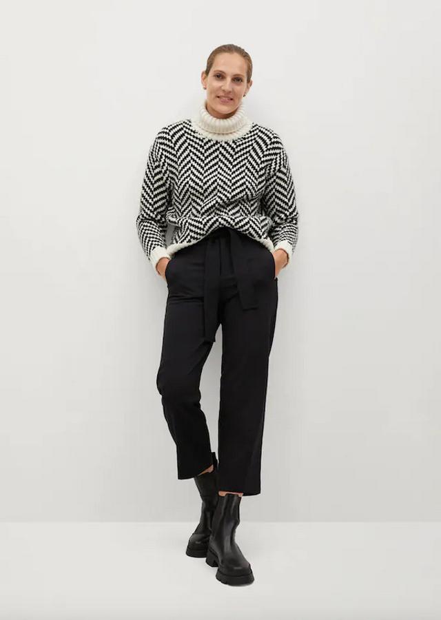 Con cinturón desmontable con lazada, diseño recto y tiro alto, este pantalón negro de Mango viene con bolsillos laterales y dos bolsillos de ribete en la parte posterior. Podemos encontrarlo entre las tallas 32 y 44 y ha pasado de 29,99 euros a 19,99 euros.