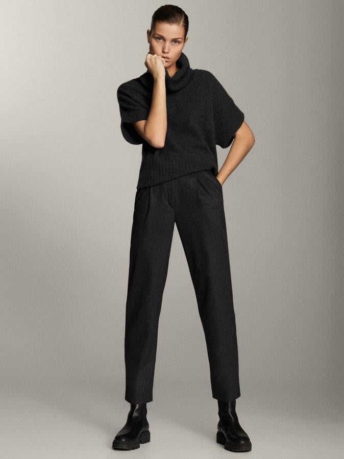 Confeccionado en lana, de corte recto y bajo con vuelta, estos pantalones negros de Massimo Dutti costaban 89,95 euros y ahora podemos comprarlos en las tallas 34 y 40 por 59,95 euros.