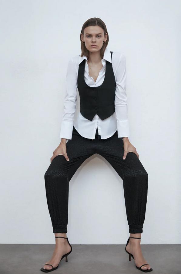 De tiro alto, con cintura elástica y cordón, este pantalón jacquard con estampado de leopardo y satinado viene con bajo acabado en puño elástico y de 12,99 euros ha pasado a costar 9,99 euros. Solo queda en la talla XS.