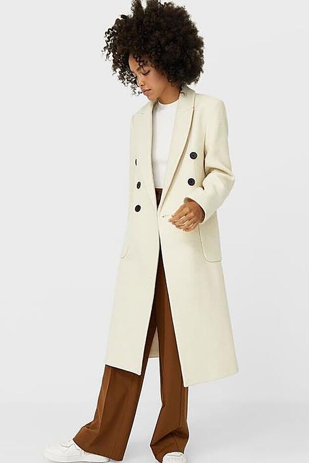 El abrigo blanco roto que le hemos fichado a Paula Echevarría es de las rebajas de Stradivarius.