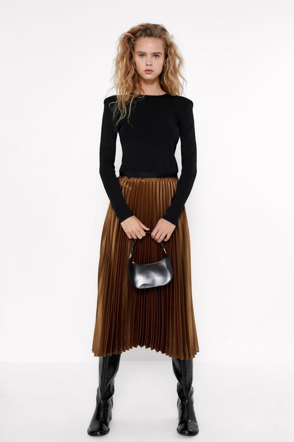 Falda midi plisada con efecto metalizado, de las rebajas de Zara (9,99 €).