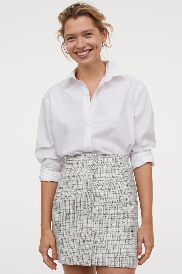 Minifalda de cuadro y botones, de H&M. Cuesta 19,99 euros.
