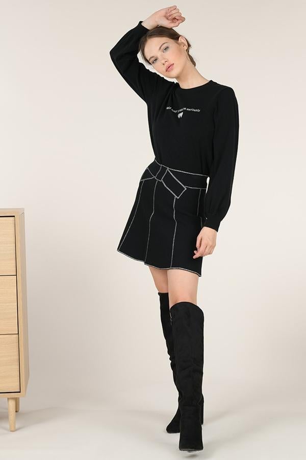 Mini falda negra de corte evasé con dibujo de lazo, de Molly Bracken. Rebajada de 41,11 a 28,78 euros.