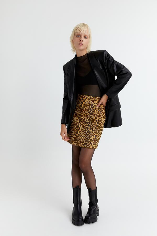 Minifalda recta de estampado de leopardo, de Sfera. Rebajada de 25,99 a 15,99 euros.