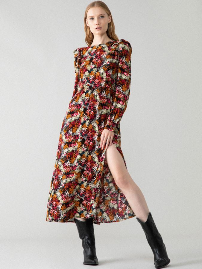 De largo midi, con abertura en la falda y hombreras marcadas, este vestido estampado de Lefties pasa en las rebajas a 3.99 euros.