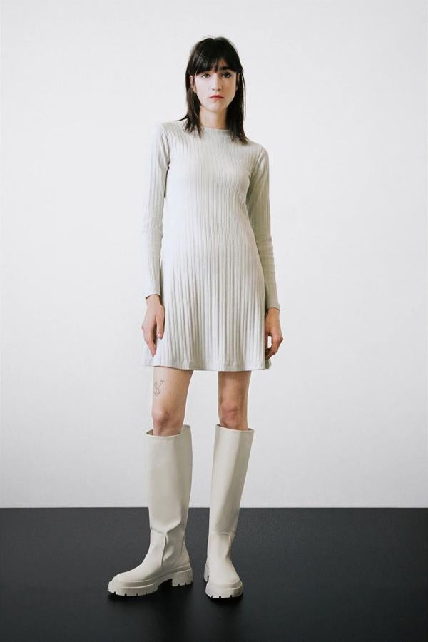 Botas blancas engomadas de Zara: 45,95 euros. Suela track, caña alta y ancha y disponible desde la talla 36 a la 42.
