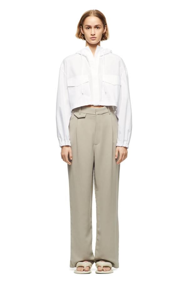 Pantalón ancho en verde lavado de ZarA: 29,95 euros. De estilo masculino con bolsillos laterales y falso bolsillo delantero, pernera ancha. Lo encuentras desde la XS a la XXL.