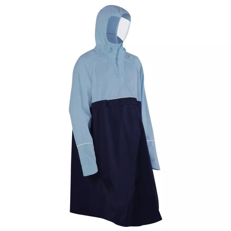 Tanto si te desplazas por la ciudad en bici (para eso está pensado este poncho impermeable) como si has quemado a tomar algo, este chubasquero con capucha transparente protege de cabeza a rodillas con un diseño llamativo en dos tonos de azul.