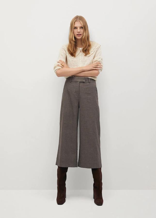 Pantalón de traje tipo culotte de cuadros de Mango: 19,99 euros (antes 29,99 euros). Fabricado con poliéster reciclado, lo encuentras en tonos marrones o grises y de la talla 32 a la 44.
